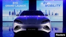 Mẫu xe điện sedan BYD Seal của Trung Quốc được trưng bày trong lễ ra mắt tại Jakarta, Indonesia, ngày 18/1/2024.