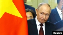 Tổng thống Nga Vladimir Putin tại Phủ Chủ tịch ở Hà Nội hôm 20/6 trong chuyến thăm hai ngày tới Việt Nam, giữa bối cảnh Moscow bị Mỹ và phương Tây cô lập.