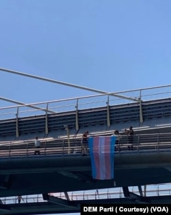 DEM Parti İstanbul Milletvekilleri Özgül Saki ve Kezban Konukçu, Haliç’teki Atatürk Köprüsü’ne LGBTİ+ bayrağı astı.