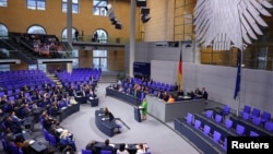 برلن میں جرمن پارلیمنٹ کے ایوان زیریں کے اجلاس کا ایک منظر۔ وزیر داخلہ ننسی فیسر تقریر کر رہی ہیں۔ 12 اپریل 2024