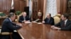 روس کے صدر ولادی میر پوٹن، بائیں سے دوسرے، وزیر خارجہ سرگئی لاوروف، بائیں، روسی فیڈرل سیکیورٹی سروس کے ڈائریکٹر الیگزینڈر بورٹنیکوف، دائیں سے دوسرے، اور فارن انٹیلی جنس سروس کے ڈائریکٹر سرگئی ناریشکن ایک میٹنگ میں فائل فوٹو 