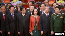 Bà Trương Thị Mai (áo đỏ, giữa) là nữ lãnh đạo duy nhất trong Bộ Chính trị khóa 13 của Đảng Cộng sản Việt Nam. Ảnh chụp các tân ủy viên khóa 12 được bầu vào kỳ Đại hội Đảng ngày 28/1/2016. 